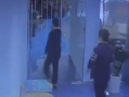 男人捅女人的视频,男子行凶女子，监控视频记录惊心一幕