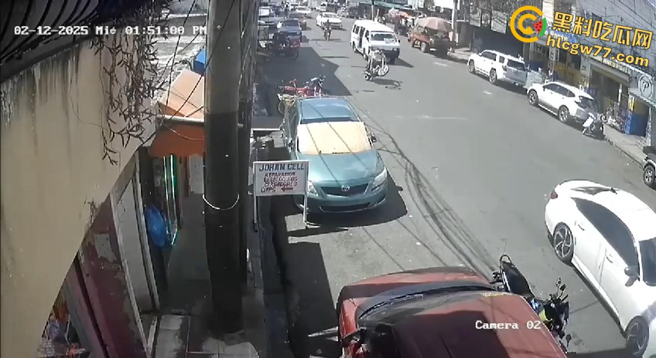 多米尼加摩托车街头狂飙不慎滑倒  货车碾压血肉横飞  挑战死神代价血腥！-2